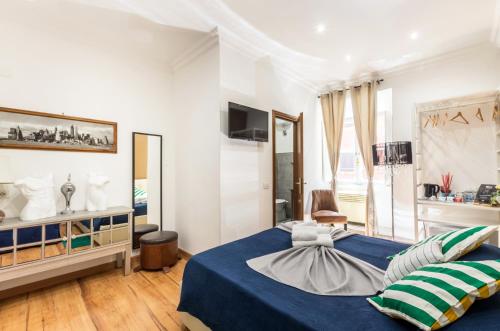 Schlafzimmer mit blauem Bett und weißen Wänden in der Unterkunft La dolce vita QG in Rom