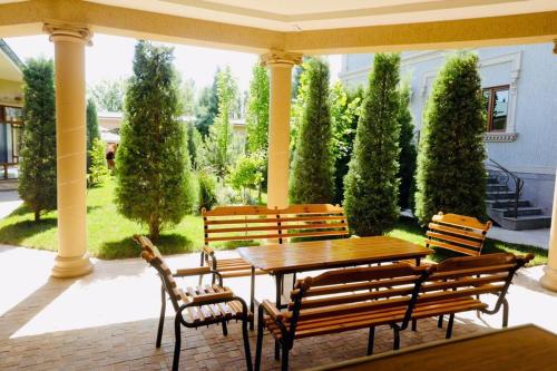 Κήπος έξω από το Mavie Guest House
