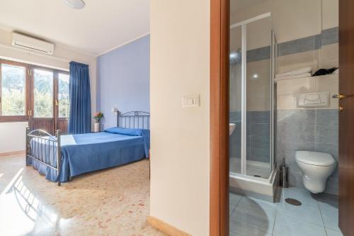 um quarto com uma cama, um chuveiro e um WC em Antica Locanda Cavallino Bianco em Cerveteri