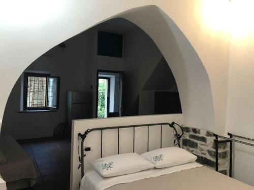 Cette chambre dispose d'une voûte et d'un lit. dans l'établissement Al Borgo Antico, à Terracine