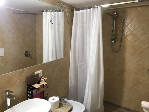 La salle de bains est pourvue d'une douche, de toilettes et d'un lavabo. dans l'établissement Al Borgo Antico, à Terracine