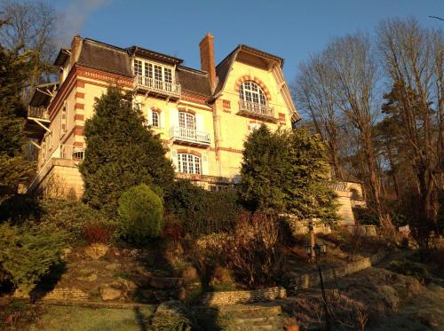 uma casa grande no topo de uma colina em Résidence Le Septentrion em Parmain