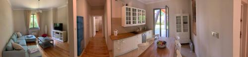 ユラタにあるOhana House w Juracieのキッチンとリビングルームの2つの景色を望めます。