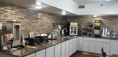 Kuchyň nebo kuchyňský kout v ubytování Super 8 by Wyndham Brooklyn Center/MPLS