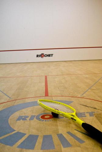 a yellow tennis racket on the floor of a gym at WestCord ApartHotel Boschrijck in West-Terschelling