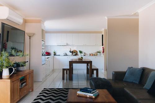 una sala de estar con un sofá y una mesa en Torquay Retreats - Anderson, en Torquay