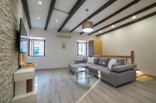a living room with a couch and a table at Villa Meereen in Klis