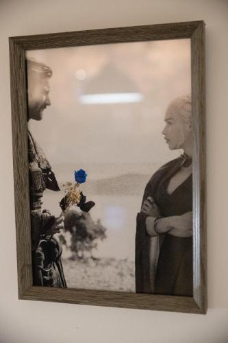 a picture of a man and a woman on a wall at Villa Meereen in Klis