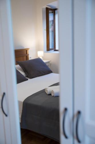 a reflection of a bedroom with two beds and a mirror at Villa Meereen in Klis