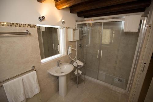 A bathroom at La Serenissima Hotel