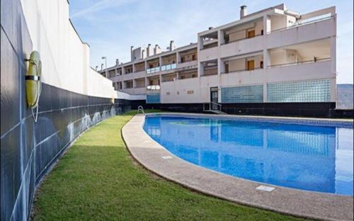 una piscina frente a un edificio en Apartamentos Deluxe Roquetas de Mar con Golf y Piscina Climatizada, Parking privado, en Vícar