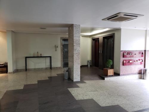 an empty room with a lobby with a pillar at Hotel Danúbio in Belém