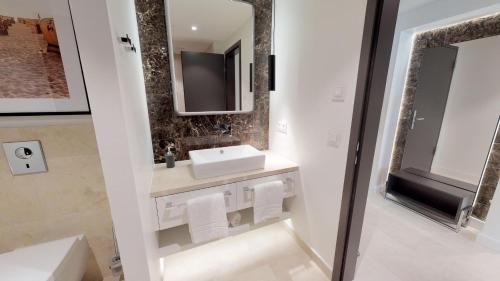 bagno con lavandino e specchio di White Pearl Apartment 2.12 a Timmendorfer Strand