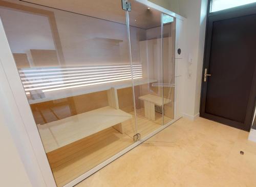 - une douche à l'italienne dans une chambre dotée d'une porte en verre dans l'établissement White Pearl Apartment 4.03, à Timmendorfer Strand