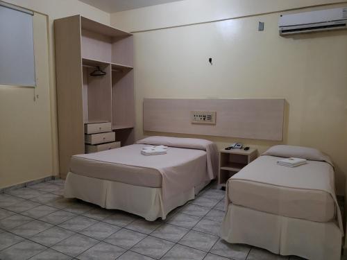 Habitación con 2 camas en una habitación en Panorama Hotel en Belém