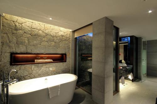 A bathroom at Pullman Lijiang Resort & Spa