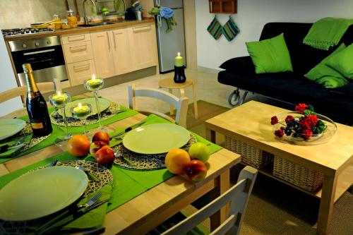 - une table à manger avec des assiettes et des fruits dans l'établissement Idealodge B&B, à Colleferro