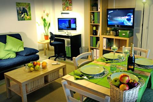 una sala de estar con una mesa con fruta. en Idealodge B&B, en Colleferro