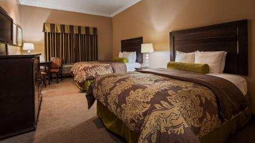格伦多拉Best Western Route 66 Glendora Inn的有两张床和一台电视的酒店房间