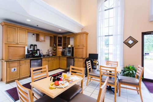 a kitchen and dining room with a table and chairs at Best Western Pearland Inn in Pearland