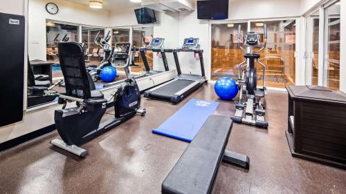 a gym with treadmills and exercise equipment and a treadmill at Best Western King George Inn & Suites in Surrey