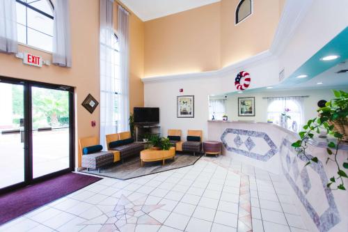 a lobby of a hospital with a waiting room at Best Western Pearland Inn in Pearland