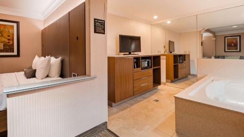 Best Western Plus Suites Hotel - Los Angeles LAX Airport tesisinde bir banyo