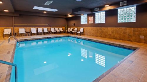 a large indoor pool in a hotel room at Best Western King George Inn & Suites in Surrey