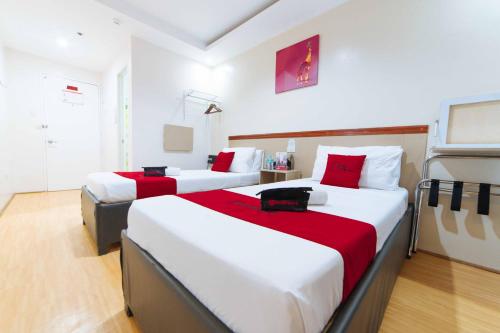 Una cama o camas en una habitación de RedDoorz Plus near SM Lanang Davao