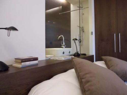 1 dormitorio con 1 cama con cabecero de madera en B&B Margè, en Oltrona di San Mamette