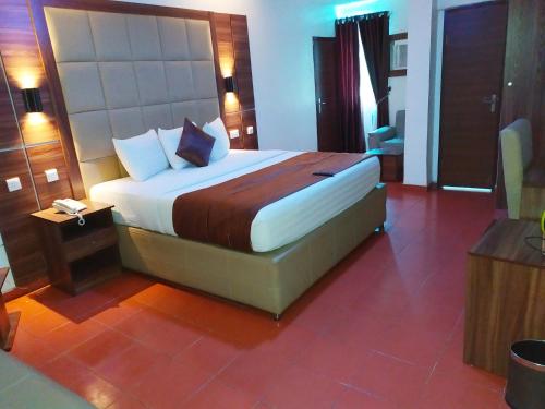Een bed of bedden in een kamer bij Presken Hotel (Awolowo way)
