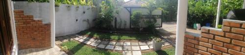 Un jardín fuera de Flip Flop Inn Mirissa