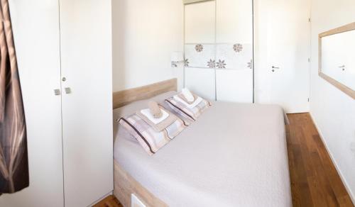 A bed or beds in a room at Apartman Ena