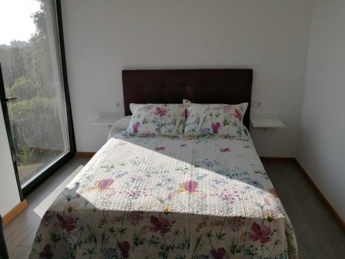 Un pat sau paturi într-o cameră la Precioso apartamento vacaciones en zona Ramallosa