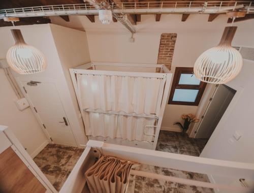 Habitación con 2 lámparas de araña colgando del techo en 4U Hostel, en Granada