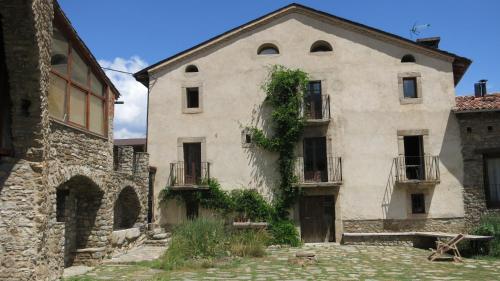 an old stone building with ivy on it at Cal Calsot Casa Rural "Adults Only" in Montellá