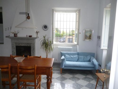 a living room with a table and a blue couch at IL FAGGIO ROSSO in Missaglia