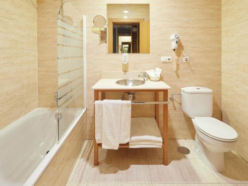 Koupelna v ubytování Hotel Iriguibel Huarte Pamplona