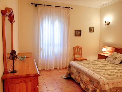 Schlafzimmer mit einem Bett, einem Tisch und einem Fenster in der Unterkunft Flatguest - Spacious Home in La Garita