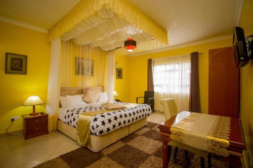 Giường trong phòng chung tại Hotel Nyakoe Kisii