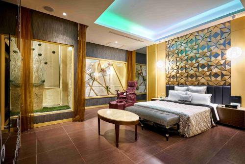 台北的住宿－紫虹汽車旅館，一间卧室配有一张床和一张桌子