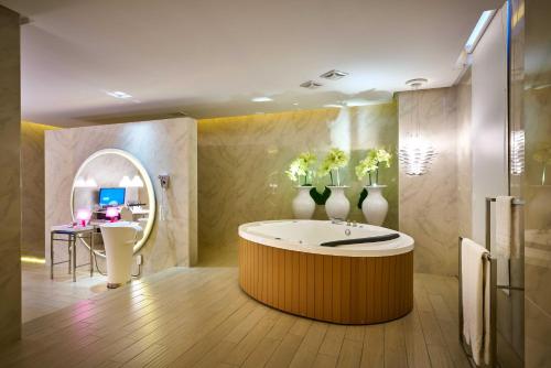 台北的住宿－紫虹汽車旅館，带浴缸和盥洗盆的浴室以及书桌。