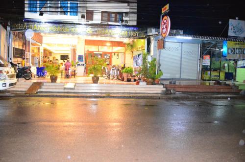 an empty street in front of a store at night at Hoang Kim Hotel in Vientiane