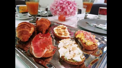 ein Tablett mit Gebäck und Croissants auf einem Tisch in der Unterkunft La Casona de Don Santos in Proaza