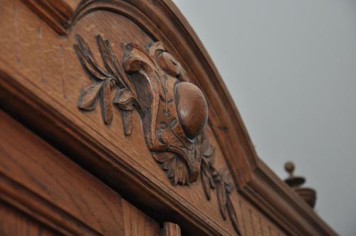 a wooden door with a metal door knocker on it at Gîte de La Broderie in Bersée