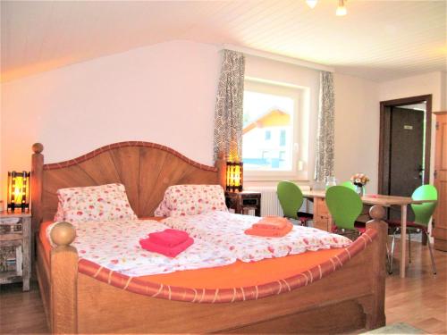 Tempat tidur dalam kamar di Gästehaus Horizont