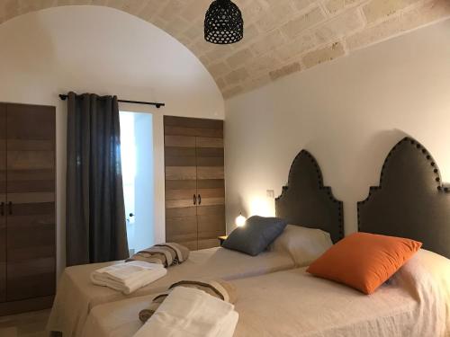 dos camas sentadas una al lado de la otra en un dormitorio en Trulli Pietraverde, en Ceglie Messapica