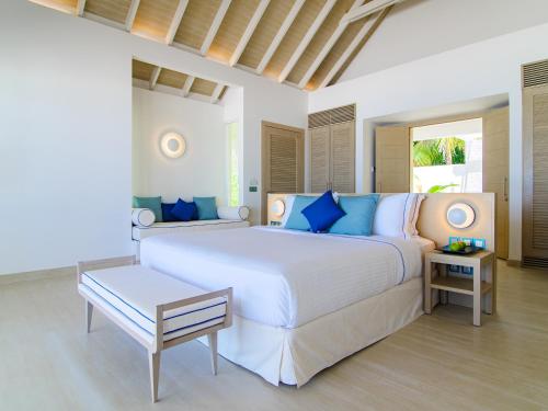 
A bed or beds in a room at Baglioni Resort Maldives - The Leading Hotels of the World
