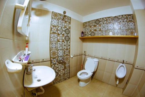 La salle de bains est pourvue de toilettes et d'un lavabo. dans l'établissement Quang Ngai Hostel, à Quảng Ngãi