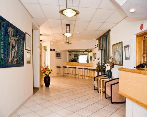 a lobby with a bar and a dining room at Sea-View Zum Sperrgebiet in Lüderitz